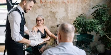 Inspekcija otkrila petero stranaca bez radnih dozvola pa vlasnika restorana opalila po džepu