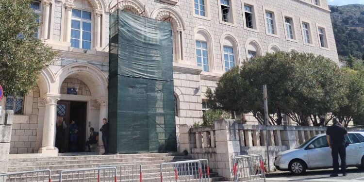 Opet dojave o bombama u školama diljem Hrvatske, učenici škole u Mokošici napustili zgradu i nastavu