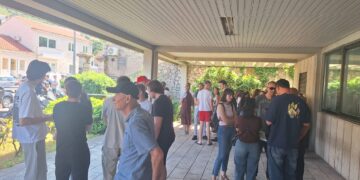 FOTO: Maturanti i roditelji pred dubrovačkim sudom zbog pritvorenog kolege