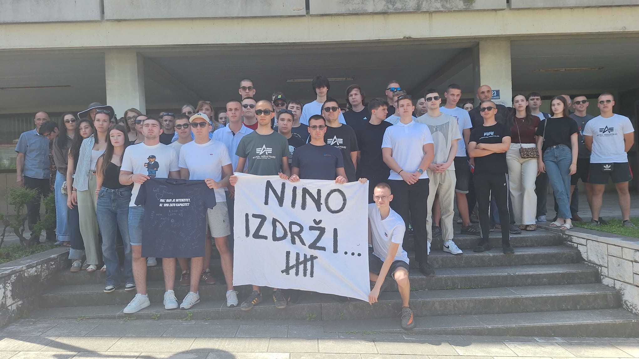 FOTO: Maturanti i roditelji pred dubrovačkim sudom zbog pritvorenog kolege