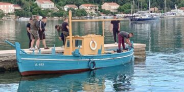 DRUGI BACAJU BRAŠNO I OPIJAJU SE, ONI ČUVAJU TRADICIJU Maturanti na zadnji dan škole uplovili sa stilom
