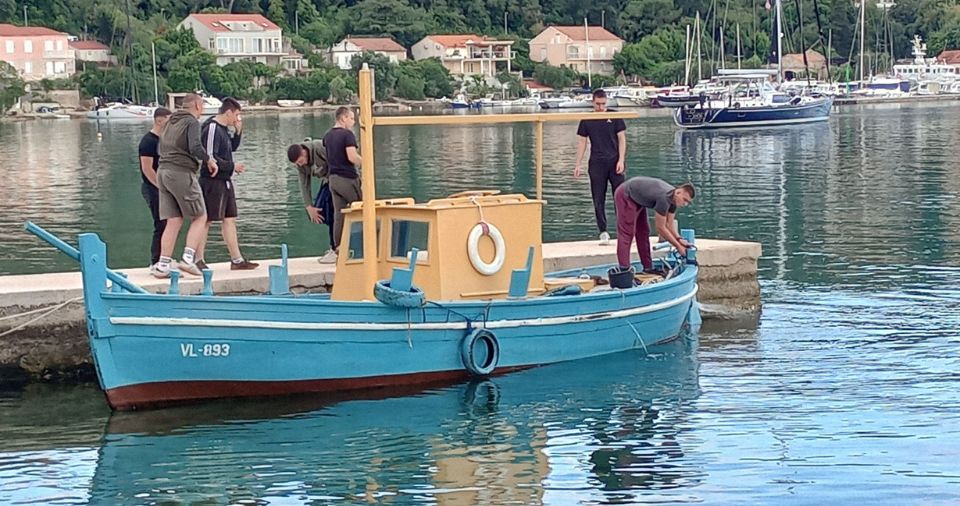 DRUGI BACAJU BRAŠNO I OPIJAJU SE, ONI ČUVAJU TRADICIJU Maturanti na zadnji dan škole uplovili sa stilom