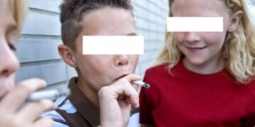 Zašto djeca sve ranije počinju piti i pušiti? Razlozi koji bi trebali zabrinuti svakog roditelja