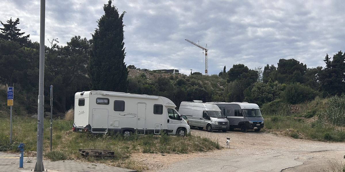 Ovaj parking u Dubrovniku postao je raj za ilegalno kampiranje među kamperima, gdje su komunalni redari