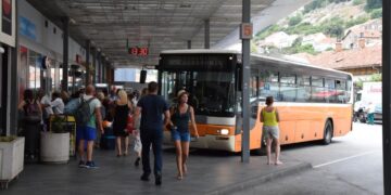 Uznemirenost među roditeljima. Nepoznati lik neprimjereno se ponaša prema djeci na autobusnoj postaji