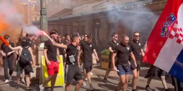 Dubrovački maturanti napali policiju, pokazivali im srednji prst, bacali na njih bengalke…