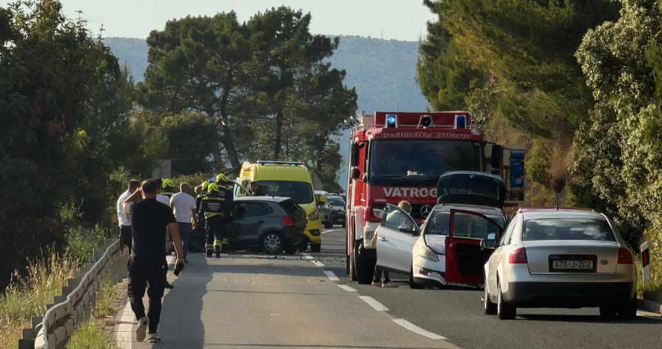 FOTO & VIDEO Teška prometna nesreća nadomak Dubrovnika, cesta zatvorena za promet!