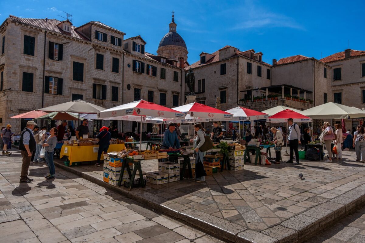 Grad Dubrovnik uvodi potpore do 500 eura mjesečno za prodavače na placi i peskariji