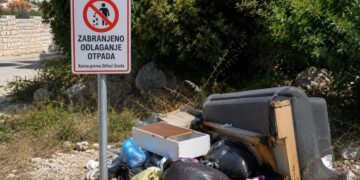 TRAGEDIJA ZAJEDNIČKOG DOBRA Svi žele čist i uredan Grad, ali tko onda baca kauče uz cestu i smeće na plaže?