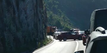 Teška prometna nesreća kod skretanja za Bosanku, poginuo vozač motocikla