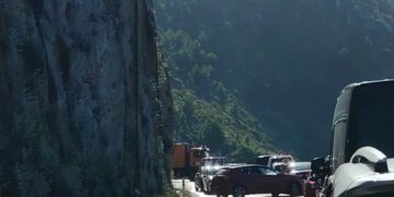 Teška prometna nesreća kod skretanja za Bosanku, poginuo vozač motocikla