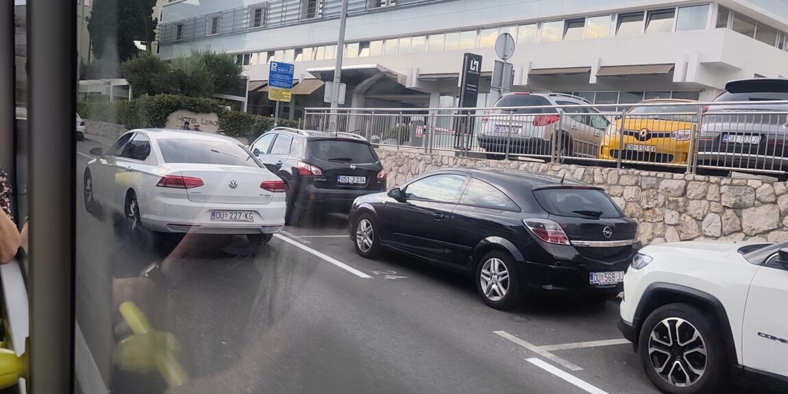 POTPUNI KOLAPS Promet po gradu preopterećen! Autobus smo čekali gotovo 40 minuta
