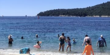 Plaža Banje jutros se polako punila domaćima i turistima – najmlađi nisu željeli iz mora