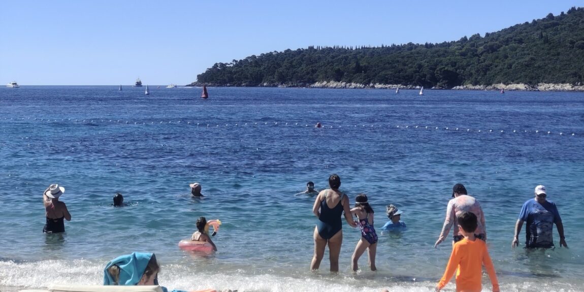 Plaža Banje jutros se polako punila domaćima i turistima – najmlađi nisu željeli iz mora