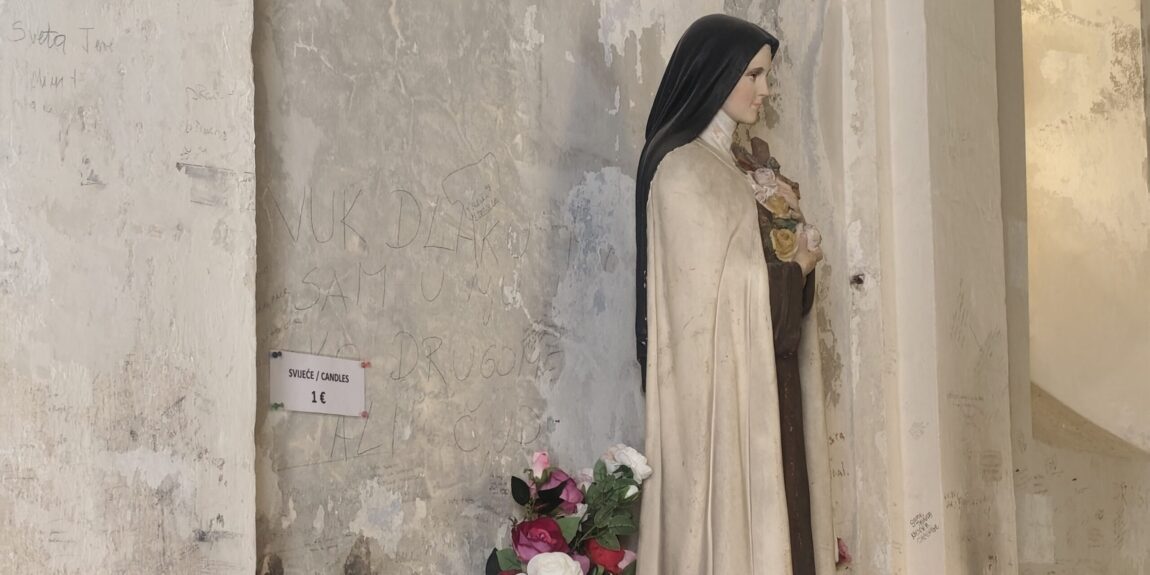 SVETIŠTE USPOMENA Svijeće u trošnoj kapelici uvijek gore, vjernici pišu 'Ivore sine, završi školu'...