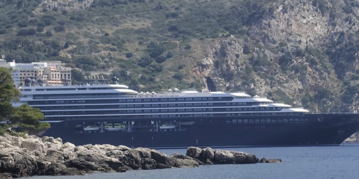 Pogled kao s razglednice iz Dubrovnika: Predivni kruzer usidrio se uz Lokrum
