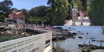 [FOTO] Vikend na otoku preko puta grada: Mladi u more, ostali na piknik