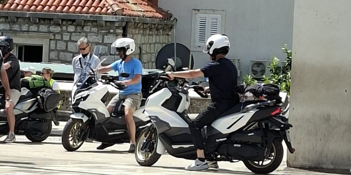 Elegantan ulazak, još elegantniji izlazak: Kratka moto ekspedicija na pješačku zonu