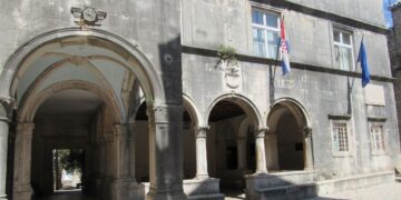 Finacijska kriza, napuštanje sjednica, navala ugostitelja, smjene… važne odluke i politički sukobi
