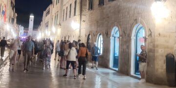 [VIDEO] Večernja čar Dubrovnika: Stradun oživio uz šetače, na video zidu pjeva Tereza…