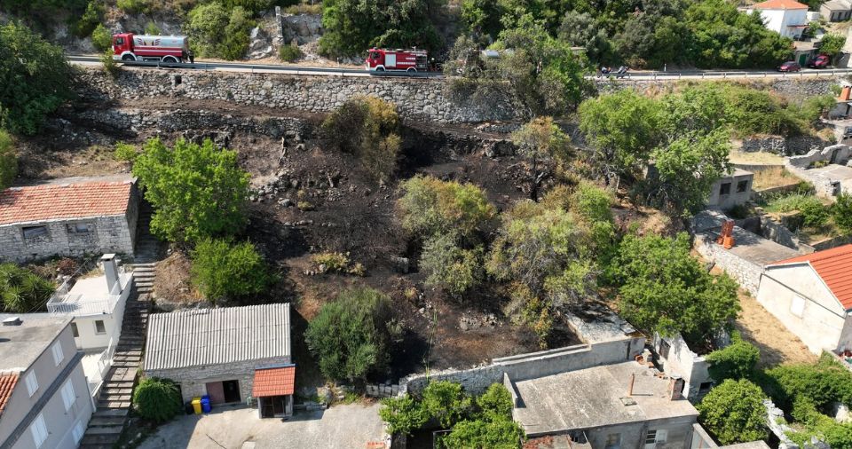 UHVAĆEN TREĆI POŽAR U MJESEC DANA Vatrogasci ponovno obranili kuće, novo dežurstvo je pun pogodak!