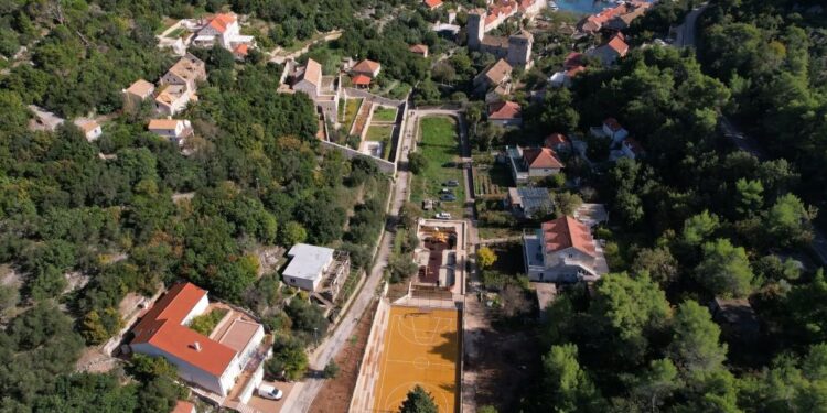U Suđurđu su suši zapušteno zelenilo: Cijevi za navodnjavanje položene, ali nedostaje ključni dio opreme
