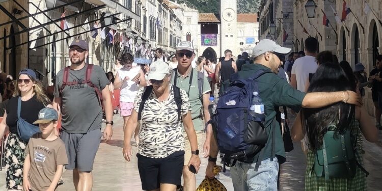 FOTO GALERIJA: Stradun popunjen unatoč zatvorenim dućanima. A evo kad će se rušiti rekordi za lipanj