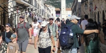 FOTO GALERIJA: Stradun popunjen unatoč zatvorenim dućanima. A evo kad će se rušiti rekordi za lipanj