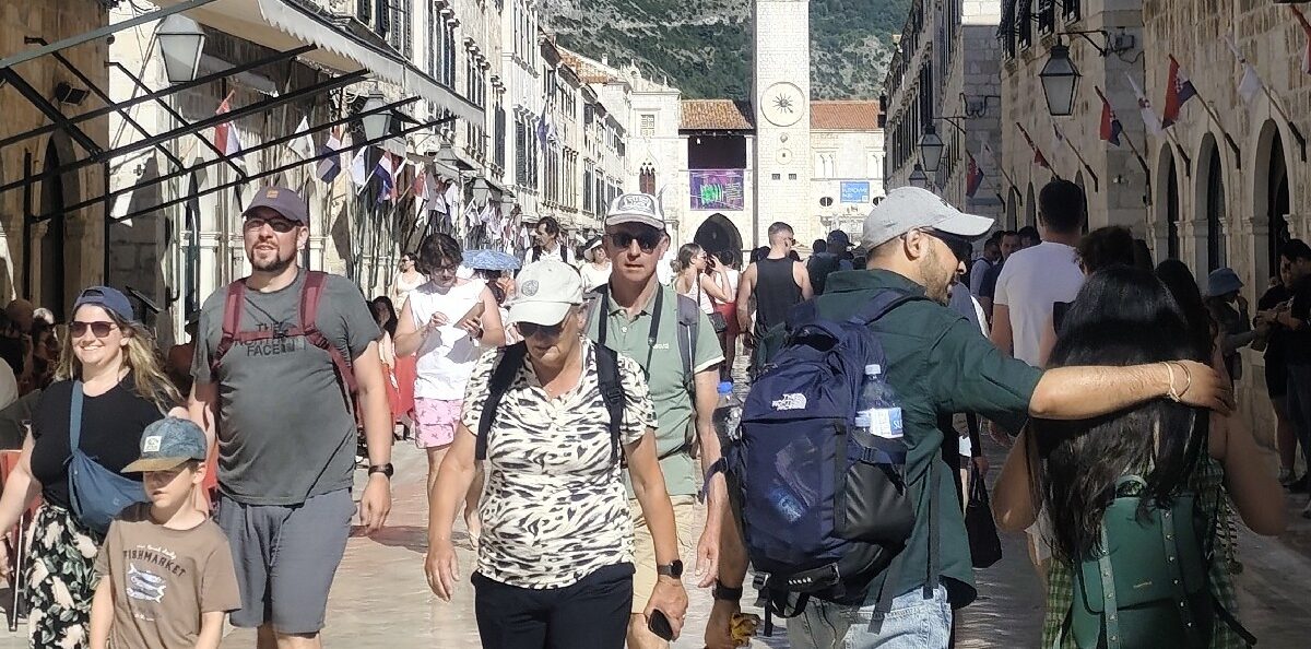 FOTO GALERIJA: Stradun popunjen unatoč zatvorenim dućanima. A evo kad će se rušiti rekordi za lipanj