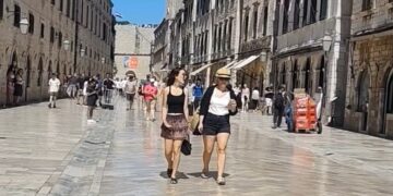 Drži suknje pod rukom, a neka suncobrani budu na oprezu – Dubrovnik jutros pod vjetrom