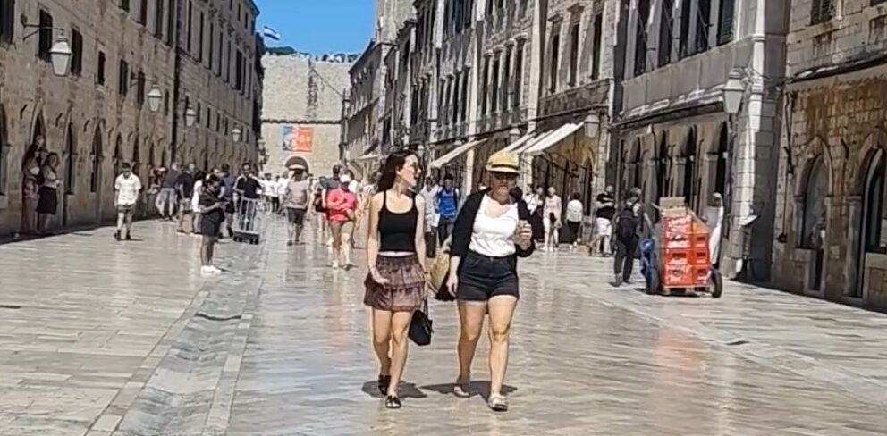 Drži suknje pod rukom, a neka suncobrani budu na oprezu – Dubrovnik jutros pod vjetrom