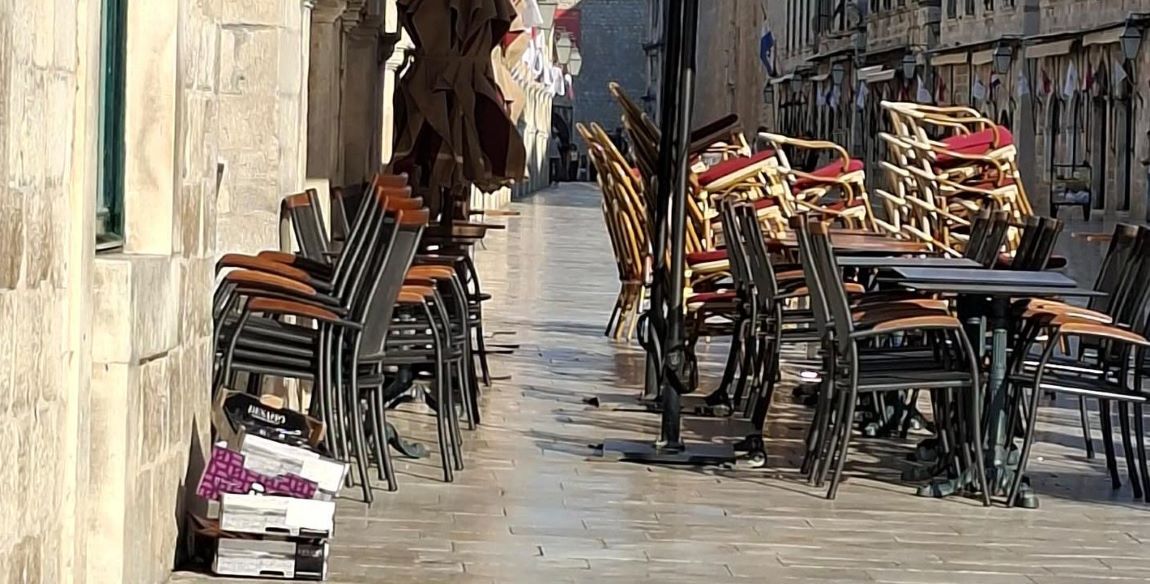 Ugostitelji ignoriraju Frankovića - praznik je, a kartonske ambalaže na Stradunu jutros k'o u priči