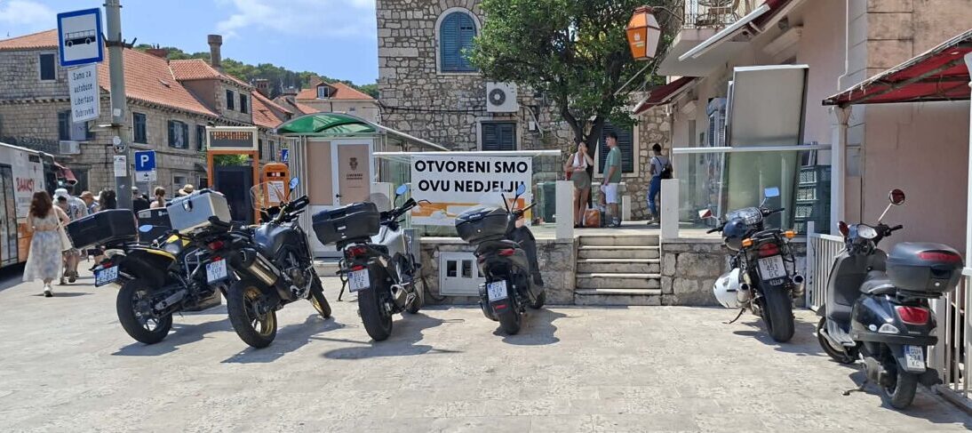 Smiju li ovako? Ne zna se čekaju li ljudi ili motori autobus, građani traže nadzor i sankcije