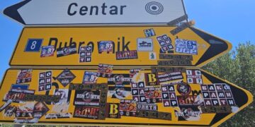 Policija pronašla i uhitila mladiće koji su naljepnicama po Cavtatu prelijepili znakove i panele