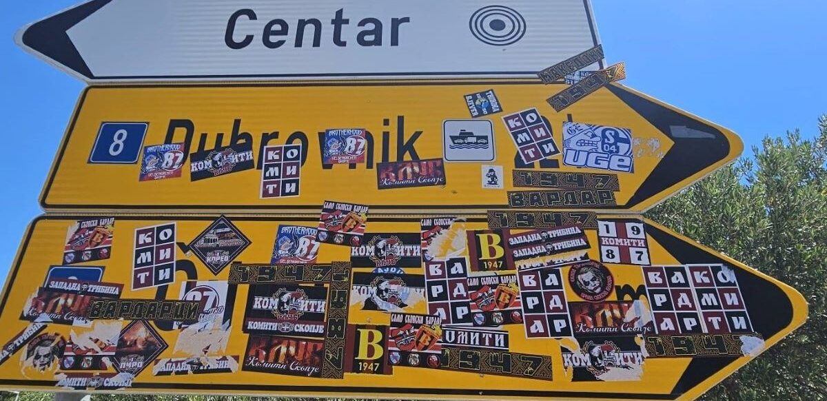 Policija pronašla i uhitila mladiće koji su naljepnicama po Cavtatu prelijepili znakove i panele