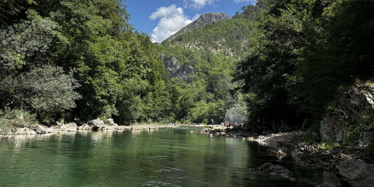 TRAGEDIJA NA NERETVI: Smrtno stradao muškarac tijekom raftinga, unatoč naporima hitnih službi