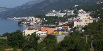 Grad kraj Dubrovnika nudi noćenje za 35 eura, pizzu za 7 eura, a dnevni parking za 5 eura