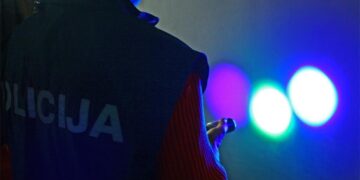 Drogirani zreli ljudi bježali policiji pa tijekom vožnje pokušali zamijeniti mjesta, kazne primjerene