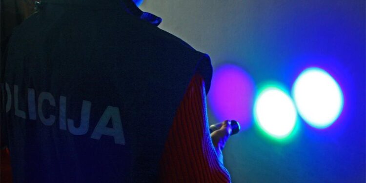 Drogirani zreli ljudi bježali policiji pa tijekom vožnje pokušali zamijeniti mjesta, kazne primjerene