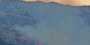 [UŽIVO] ŠUMSKI POŽAR Stigli kanaderi, gori iznad Orebića, može li se ugasiti do mraka, prije bure