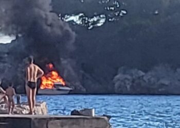 Vatrogasni brod krenulo u gašenje zapaljenog glisera između Zatona i Štikovice
