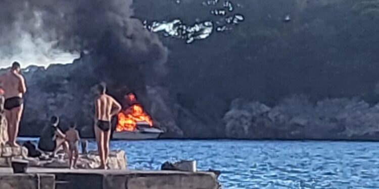 Vatrogasni brod krenulo u gašenje zapaljenog glisera između Zatona i Štikovice