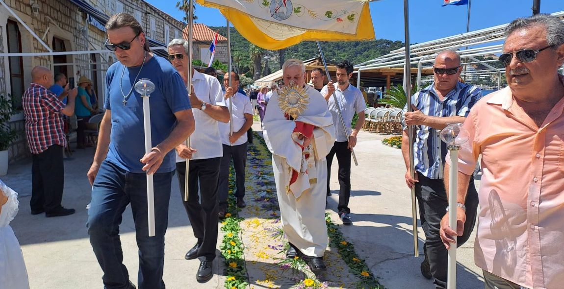 Korosante - višestoljetna tradicija juga, cvjetne procesije koje su vjernike štitile od kuge