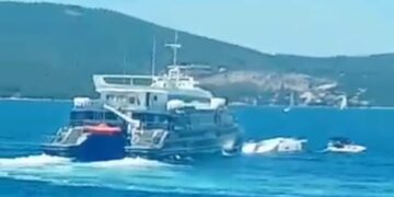 U Splitskom se kanalu sudarili katamaran i jedrilica, troje poginulih, za jednim se još traga