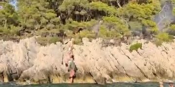 POGLEDAJTE KAKO SE TO RADI Bidunima iz mora zaustavili širenje požara! (VIDEO)