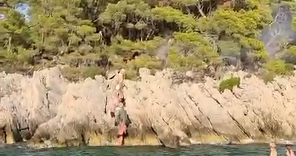 POGLEDAJTE KAKO SE TO RADI Bidunima iz mora zaustavili širenje požara! (VIDEO)