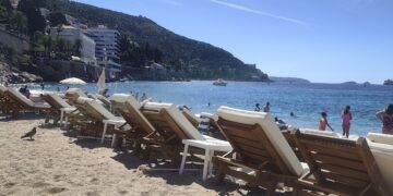 NIJE ZA SVAKOGA Dan na plaži može vas koštati kao vikend-izlet. Evo koliko ćete izdvojiti na Banjama