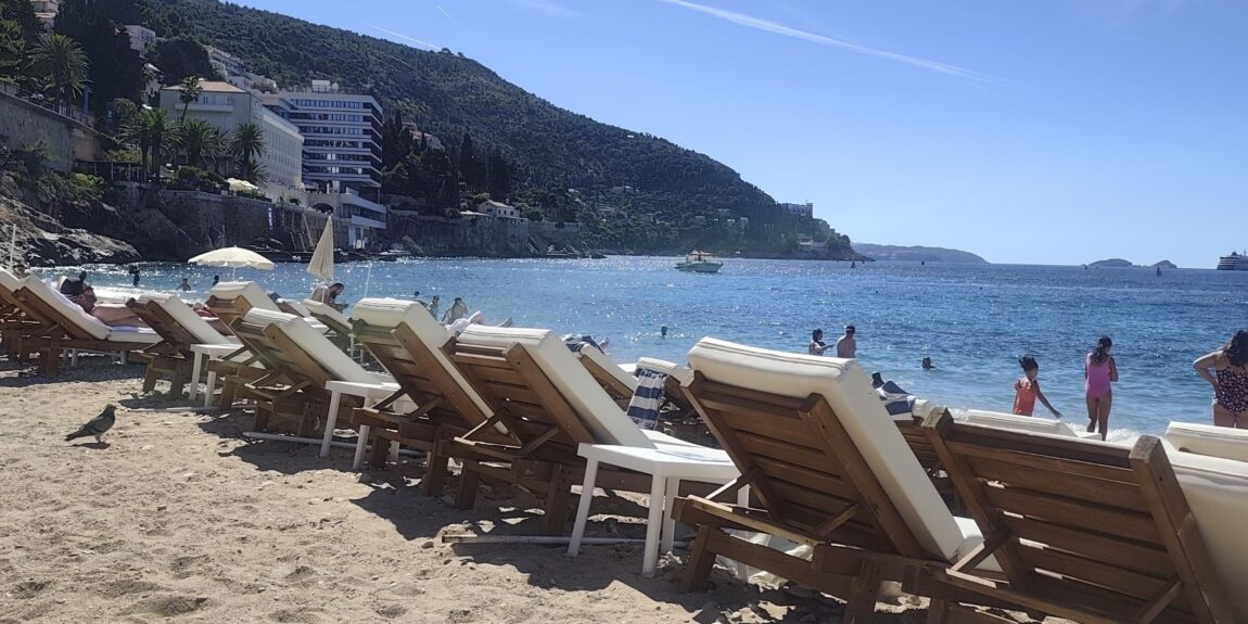 NIJE ZA SVAKOGA Dan na plaži može vas koštati kao vikend-izlet. Evo koliko ćete izdvojiti na Banjama