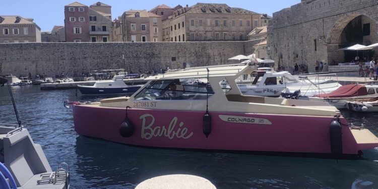 Barbie je ovog ljeta u Dubrovniku – nema je u gradu, gotovo je uvijek na moru. A gdje je Ken?