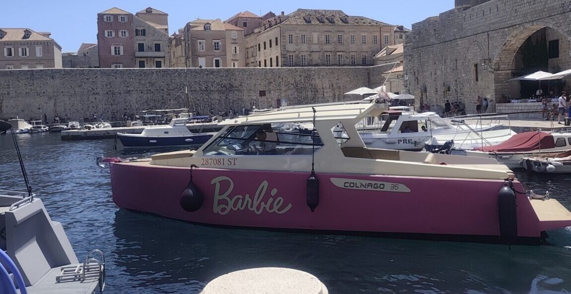 Barbie je ovog ljeta u Dubrovniku – nema je u gradu, gotovo je uvijek na moru. A gdje je Ken?